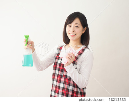 拿著洗滌劑和毛巾的笑的婦女 38213883