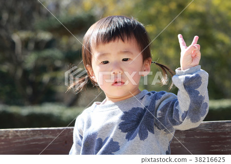 1歲的女孩擺姿勢 38216625