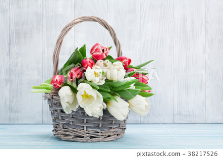 Colorful tulips bouquet 38217526