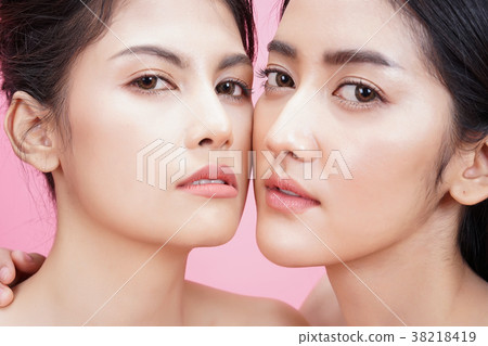Close up Two attractive girl friends with healthy skin care on p Close up Two attractive girl friends with healthy skin care on p 38218419