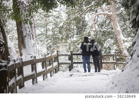 Snow-watching couple 38218649