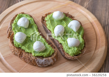 Sandwiches with avocado paste and mozzarella 38220258