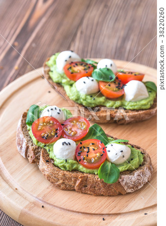 Sandwiches with avocado paste 38220260