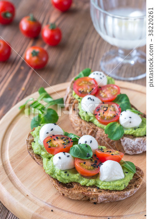 Sandwiches with avocado paste 38220261