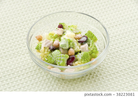 Romanesco and mixed bean salad 38223081