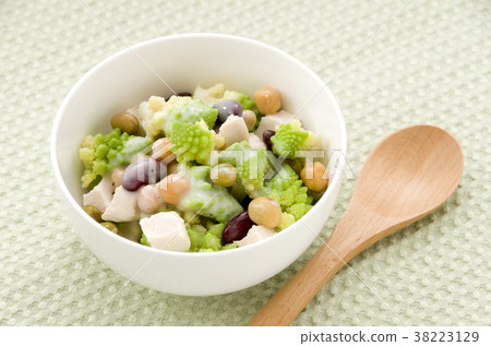 Romanesco and mixed bean salad Romanesco and mixed bean salad 38223129