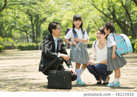 Family elementary school student commute commuting image 38223910