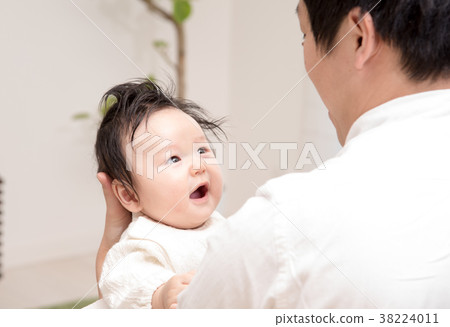 照顧孩子的父親 照顧孩子的父親 38224011