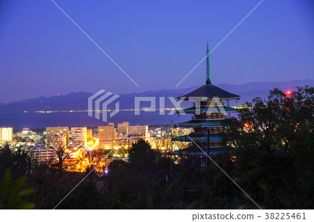 (Shizuoka Prefecture) Five-story pagoda of Numazu's streetlights and Mt. (Shizuoka Prefecture) Five-story pagoda of Numazu's streetlights and Mt. 38225461