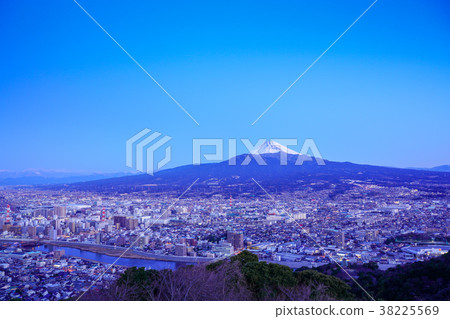 (Shizuoka Prefecture) Cityscape of Numazu and Mt. Fuji 38225569