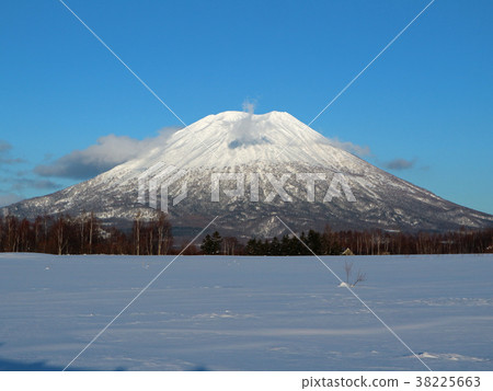 藍天,雪原和羊蹄山。 2018年2月6日 藍天,雪原和羊蹄山。 2018年2月6日 38225663