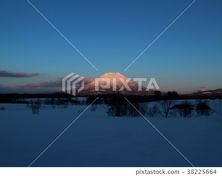 紅色的Yotei山沐浴在夕陽中。 2018年2月6日 紅色的Yotei山沐浴在夕陽中。 2018年2月6日 38225664