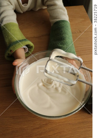 Cake making 38225719