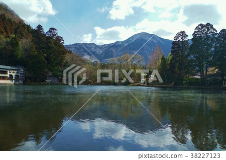 在大分縣裕富市（原Yufuincho）的湯布院溫泉池塘“Kinrinko” 38227123