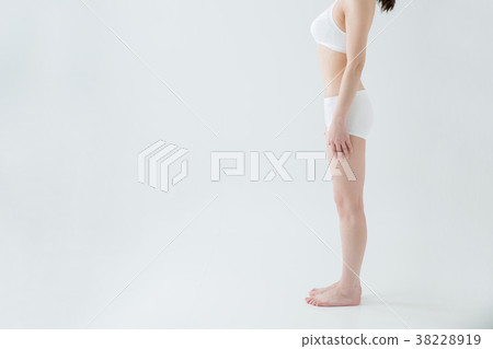 [帶剪切路徑]女性身體 38228919