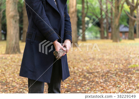 拿著一根木棍子的婦女 38229149