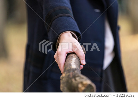拿著一根木棍子的婦女 38229152