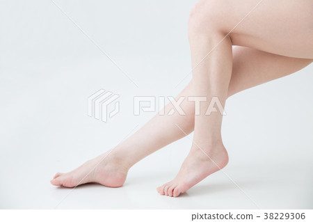 [與剪切路徑]女性的美腿 38229306