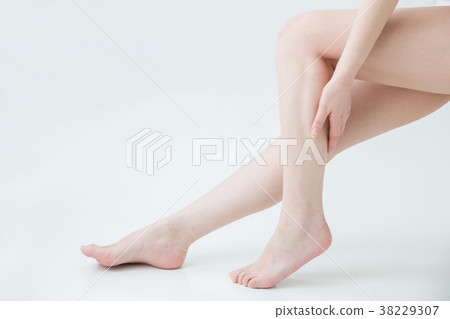 [與剪切路徑]女性的美腿 38229307