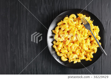 Macaroni and Cheese on black plate 38229429