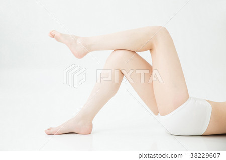 [與剪切路徑]睡覺的婦女的美好的腿 38229607