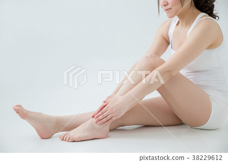[帶剪切路徑]女性身體 38229612