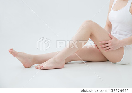[帶剪切路徑]女性身體 38229615