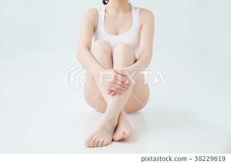 [With clipping path] body of the woman to sit 38229619