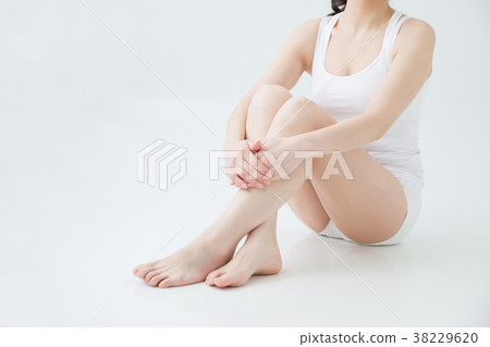 [With clipping path] body of the woman to sit 38229620