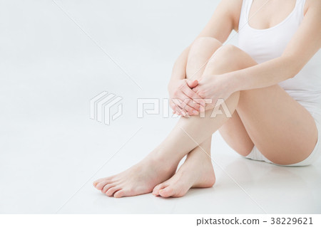 [帶剪切路徑]女人的身體坐 38229621