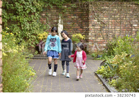 三姐妹在公園散步 38230743