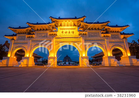 The Gate of Chiang Kai-shek Memorial Hall at night 38231960
