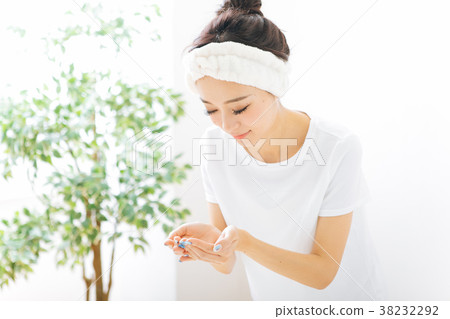 一個年輕女子潔面 38232292