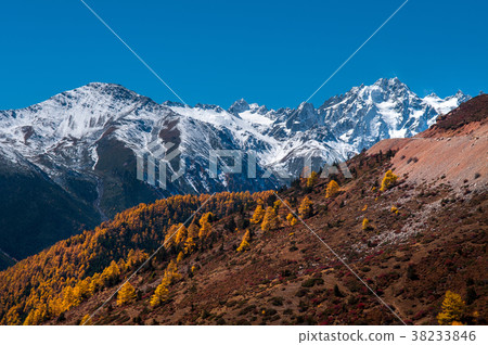 Mountain scenery near Yubeng,Yunnan ,China Mountain scenery near Yubeng,Yunnan ,China 38233846