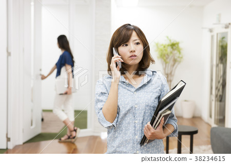 打與運轉在辦公室的智能手機婦女的女商人電話 打與運轉在辦公室的智能手機婦女的女商人電話 38234615