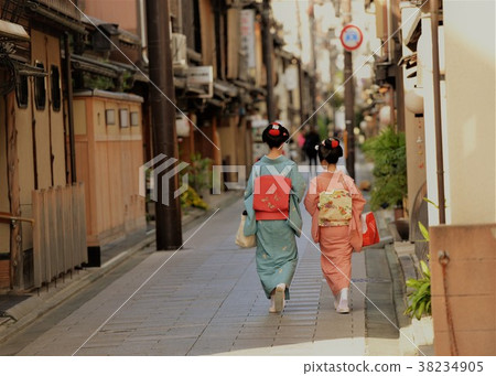 Traditional japanese costumes the kimono Traditional japanese costumes the kimono 38234905
