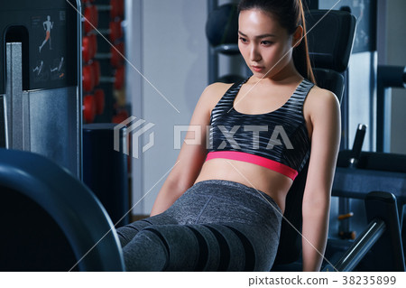健身房腿壓機器女人 健身房腿壓機器女人 38235899