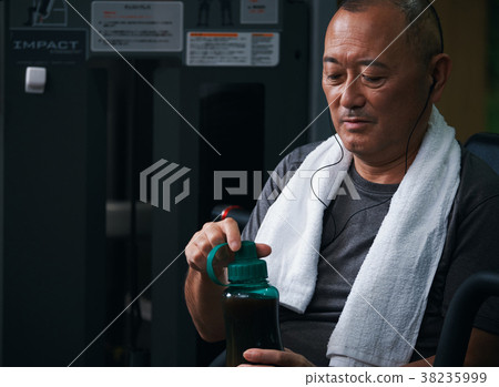 Gym break drink senior man 38235999