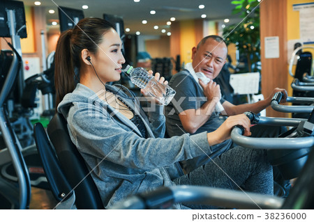 Gym training aerobic exercise 38236000