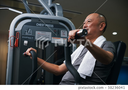Gym gym chest press senior man 38236041