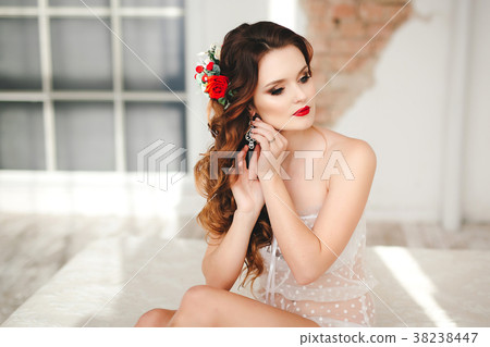Beautiful bride portrait with bright make-up Beautiful bride portrait with bright make-up 38238447