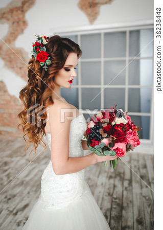 Beautiful bride portrait with bright make-up Beautiful bride portrait with bright make-up 38238448