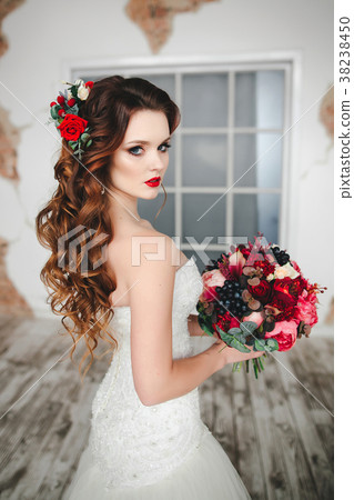 Beautiful bride portrait with bright make-up Beautiful bride portrait with bright make-up 38238450