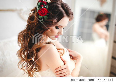 Beautiful bride portrait with bright make-up Beautiful bride portrait with bright make-up 38238451