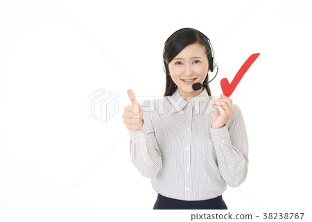 有校驗標誌的微笑的操作員 38238767