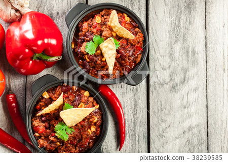 Bowls of hot chili con carne with ground beef Bowls of hot chili con carne with ground beef 38239585