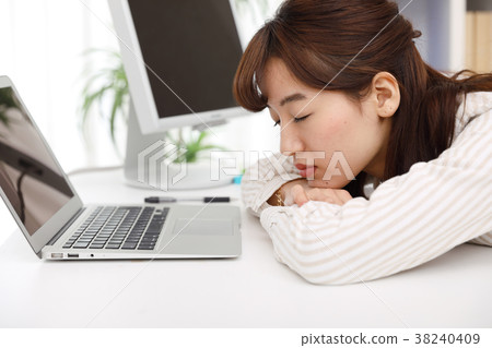 OL who fell asleep during work 38240409