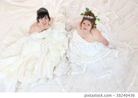 Bridal photo of friends with each other 38240436