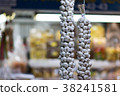 close up garlic in market 38241581