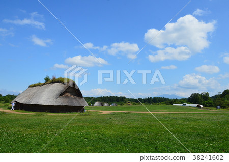 Large pit dwelling (left) (Sannai-Maruyama Site/Oaza Sannai-Maruyama, Aomori City, Aomori Prefecture) 38241602